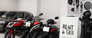 Ένα όμορφο τοπίο με καταπράσινα βουνά και γαλάζιο ουρανό με λίγα σύννεφα.