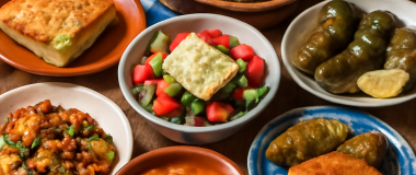 μια όμορφη φυσική τοποθεσία με βουνά και πράσινο τοπίο κάτω από έναν καθαρό μπλε ουρανό